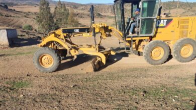 تحسين بنية الطرق: جهود مستمرة لربط وتسهيل تنقل المواطنين في الجماعة