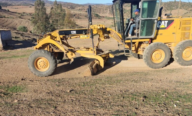 تحسين بنية الطرق: جهود مستمرة لربط وتسهيل تنقل المواطنين في الجماعة